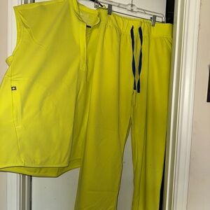 Figs: Women’s scrub set!